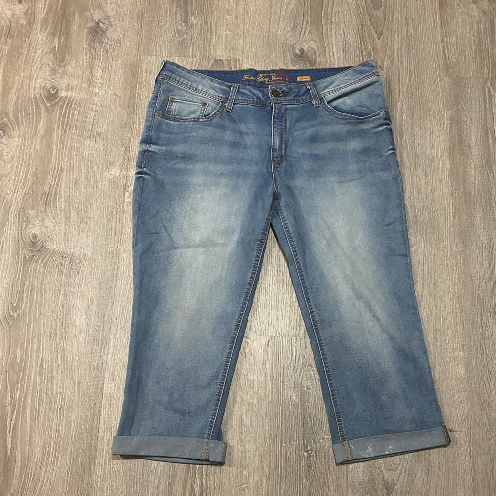 Faded Glory Denim Capri Pants Size 18 Medium Wash Relaxed Fit Cuffed Stretch - Picture 2 of 10